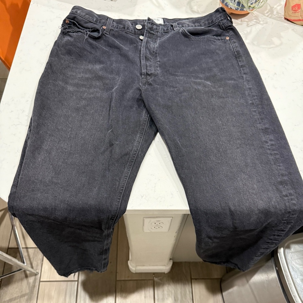 Black Relaxed Fit Jeans with Classic Design